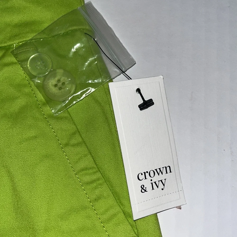 Crown & Ivy women's flat-front shorts size 4 NWT Bright Green